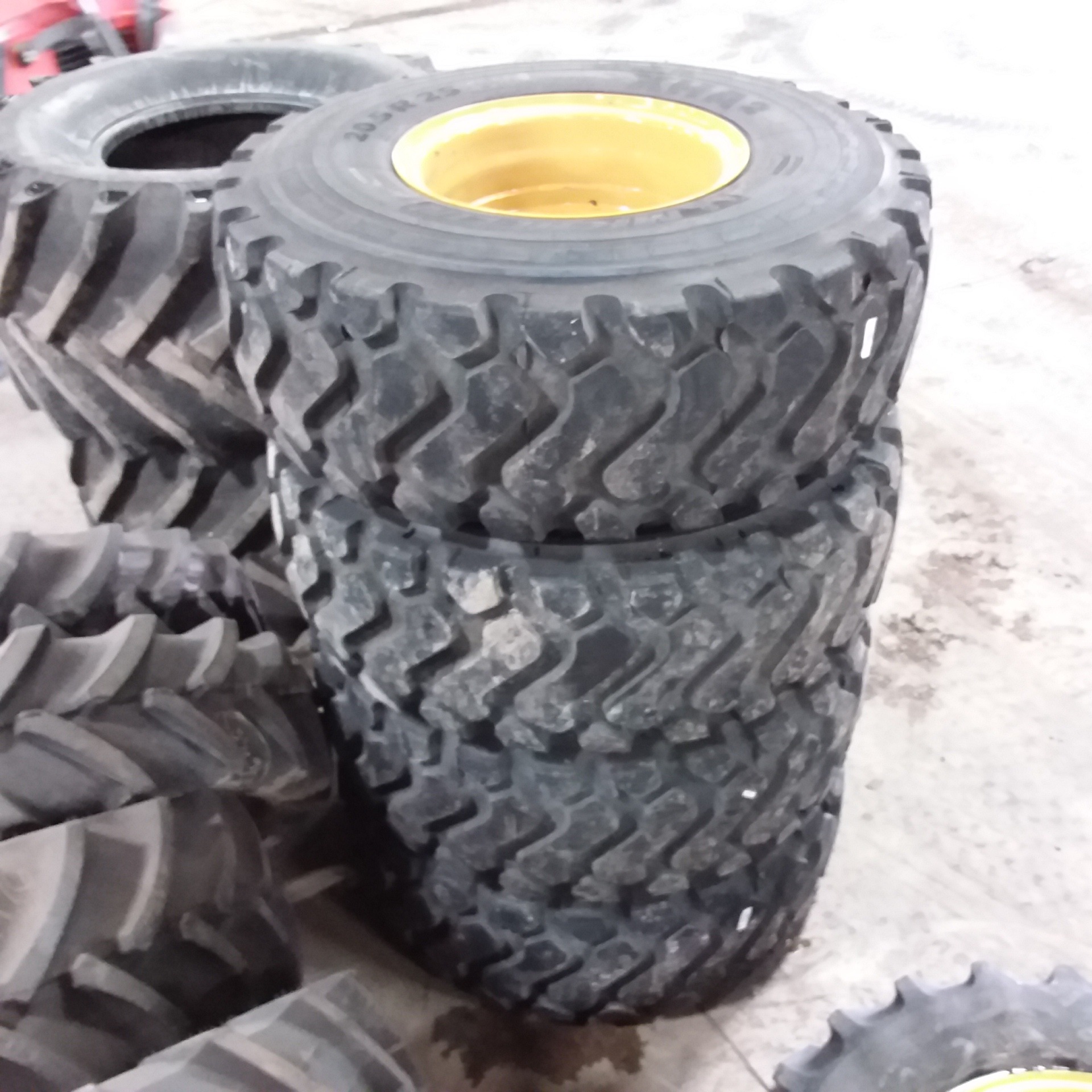 20.5/R25 Michelin XHA2 L-3 Tire-Wheel Assembly T008804