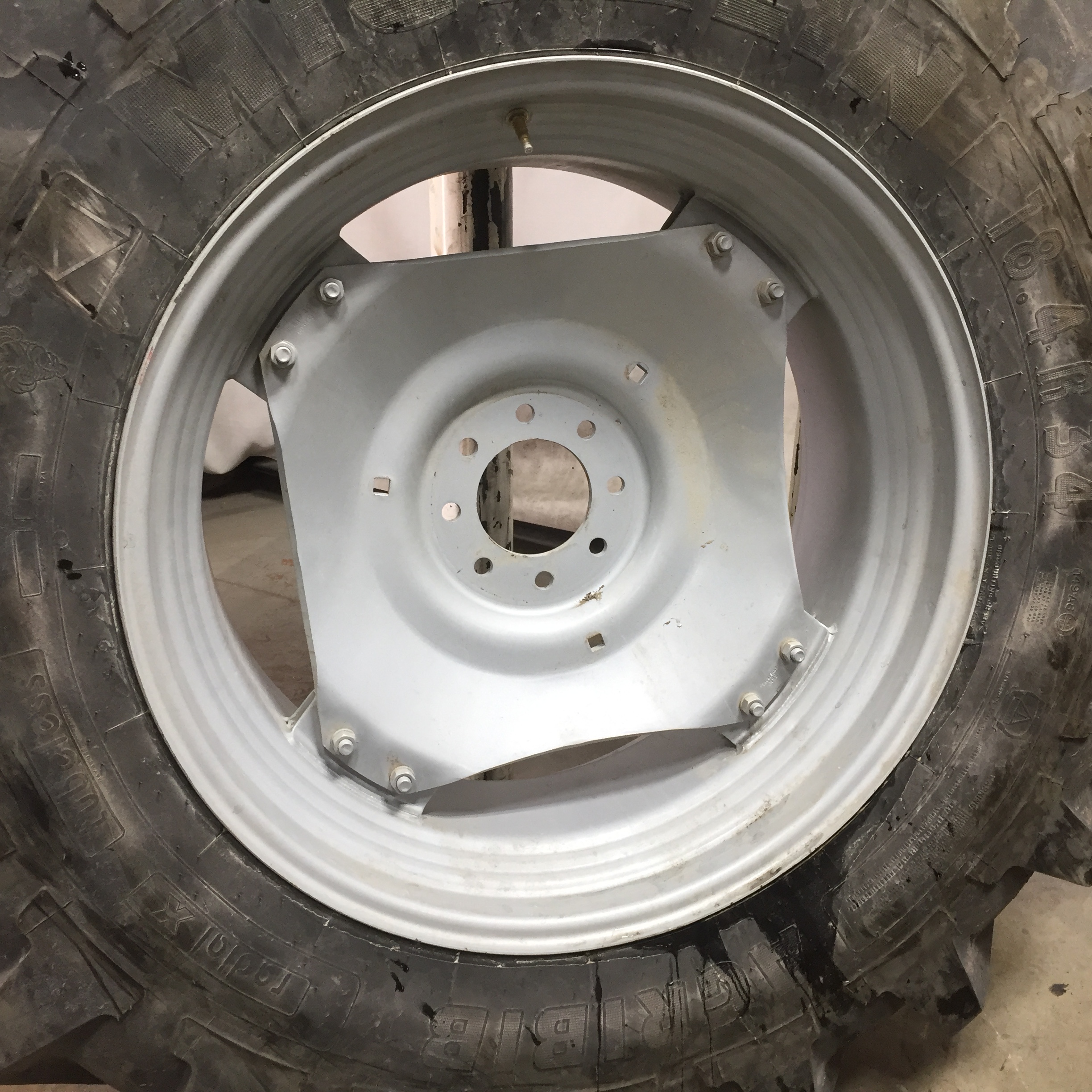 18.4/R34 Michelin AgriBib R-1W Rim with Clamp/U-Clamp (groups of 2 bolts) Tire-Wheel Assembly T008778