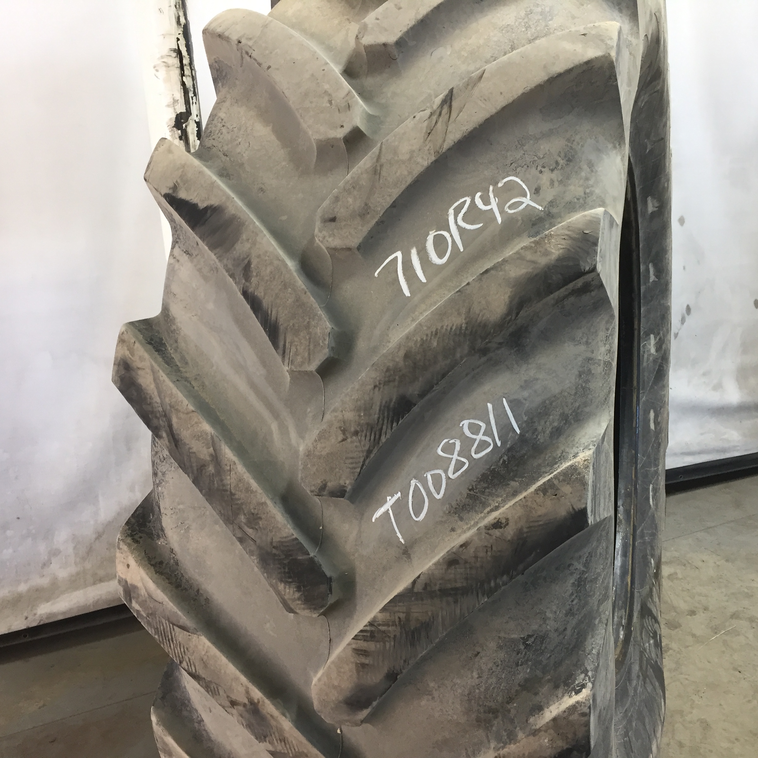 710/75R42 Michelin Axiobib R-1W Tire T008811