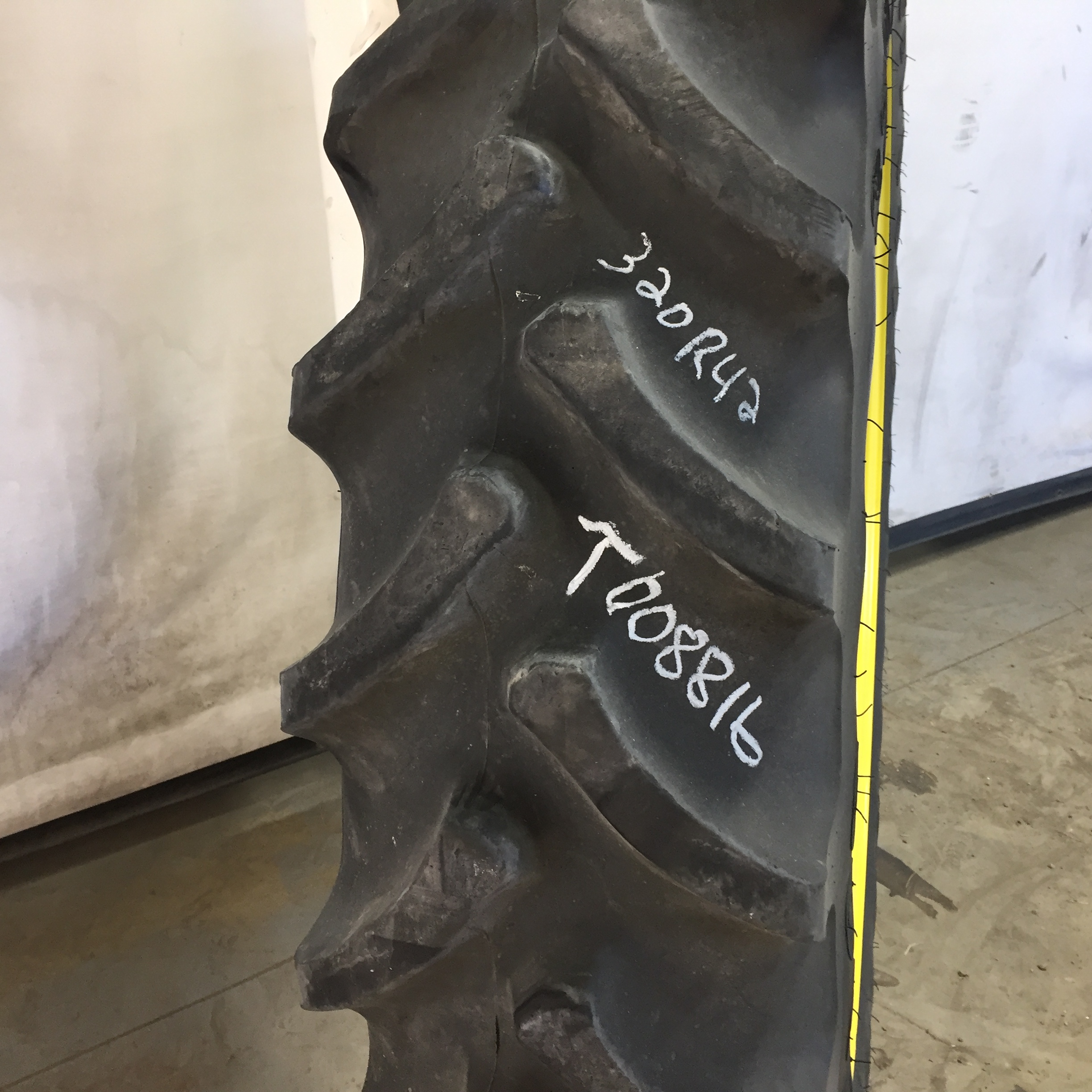 320/90R42 Firestone Radial 9000 R-1W Tire RT008816