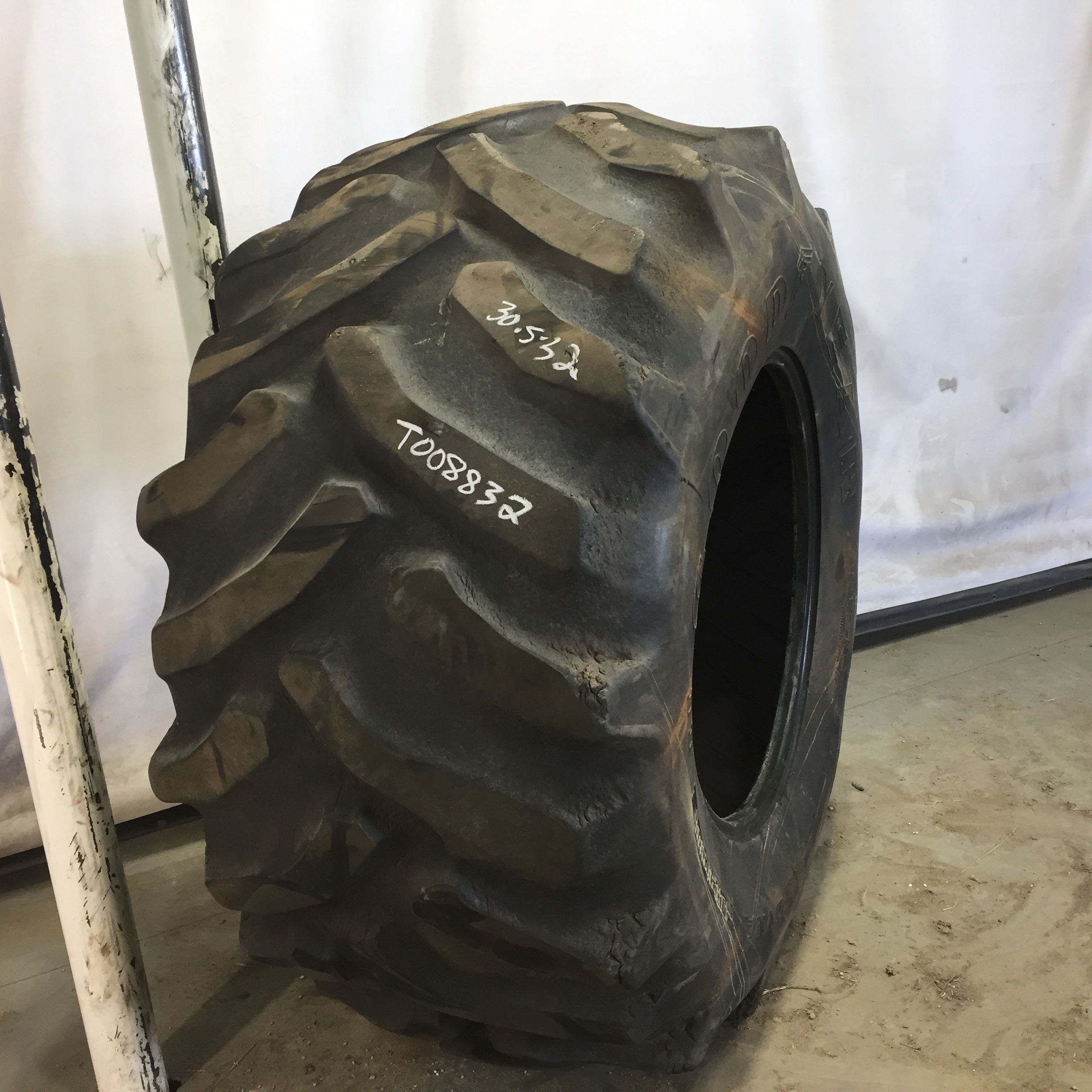 30.5/L-32 Goodyear Farm Dyna Torque II R-1 Tire T008832