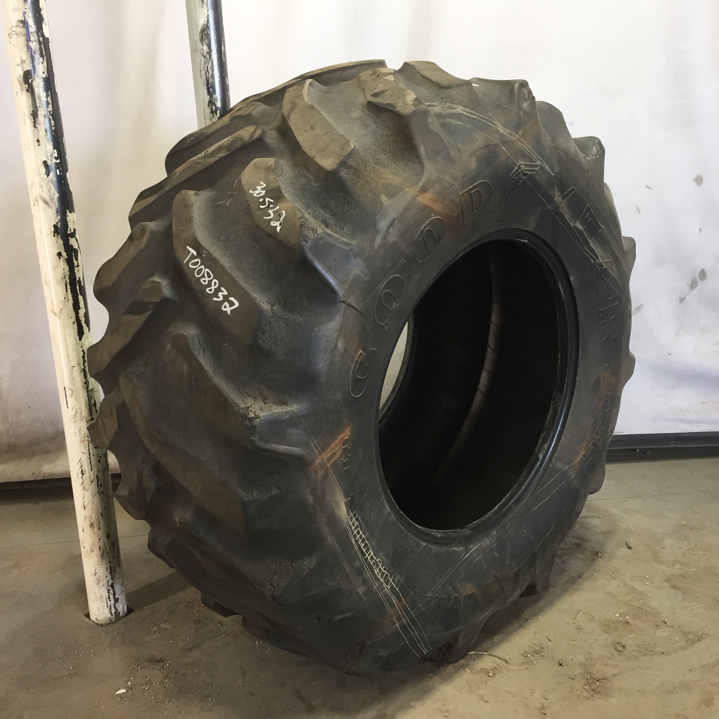 30.5/L-32 Goodyear Farm Dyna Torque II R-1 Tire T008832