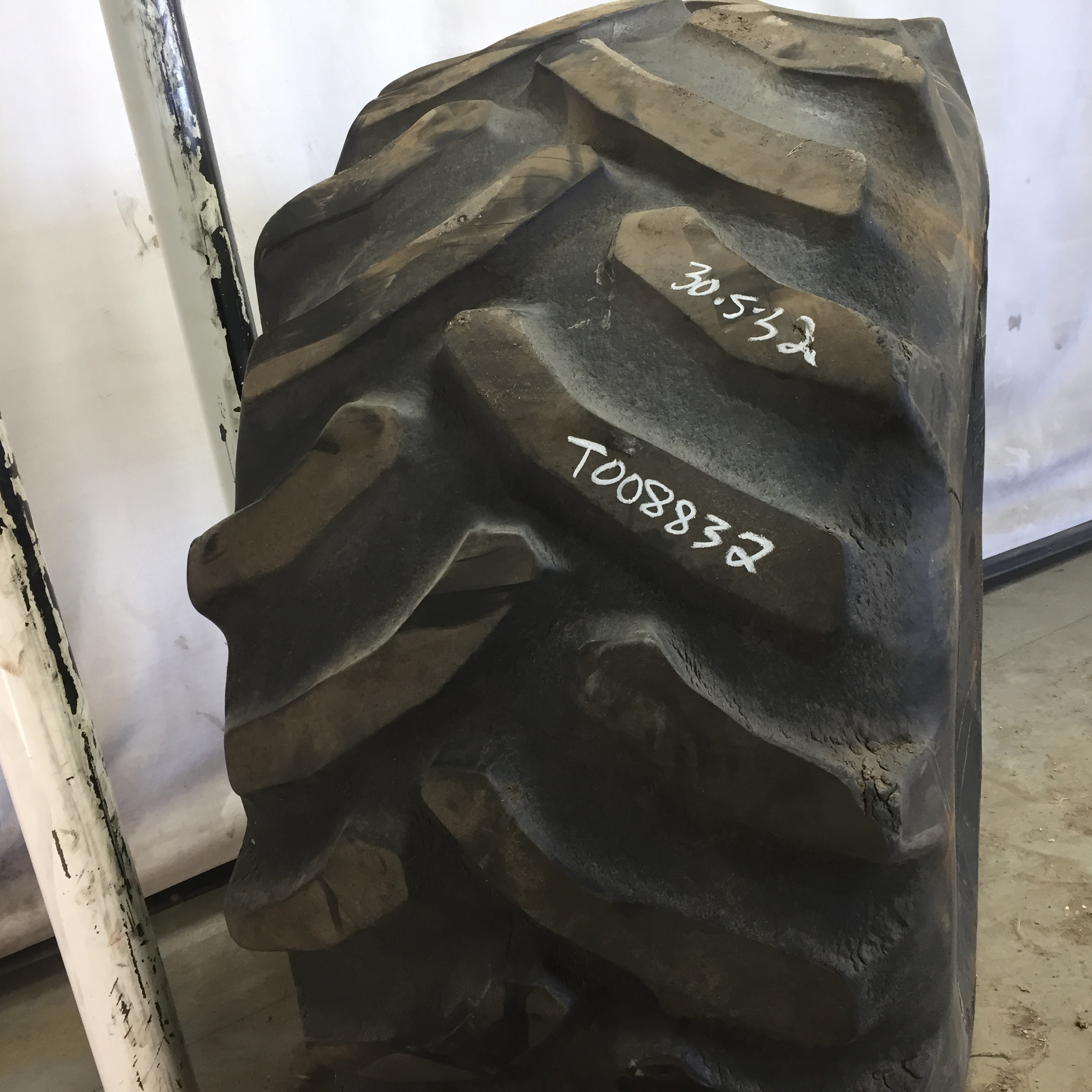 30.5/L-32 Goodyear Farm Dyna Torque II R-1 Tire T008832
