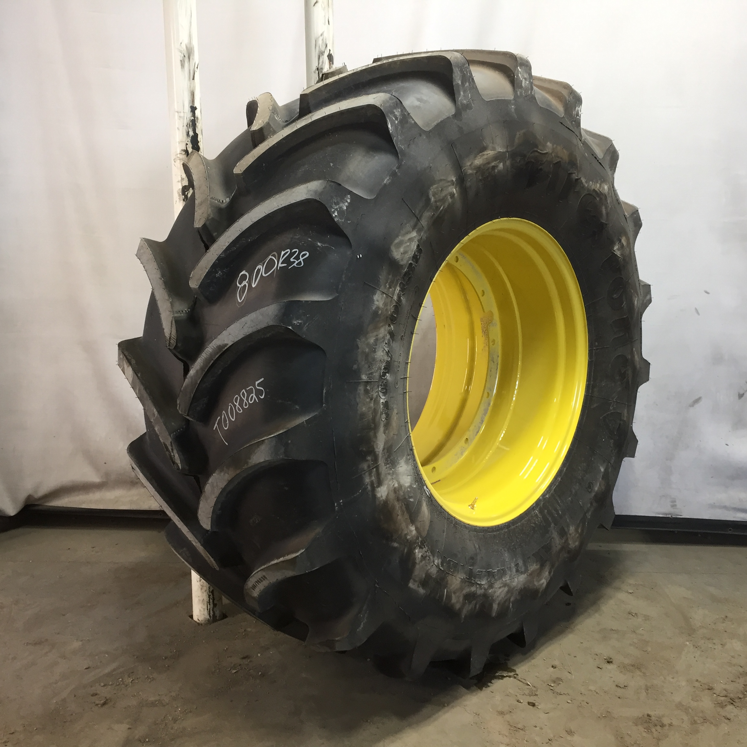 800/70R38 Firestone Maxi Traction R-1W Tire-Wheel Assembly T008825