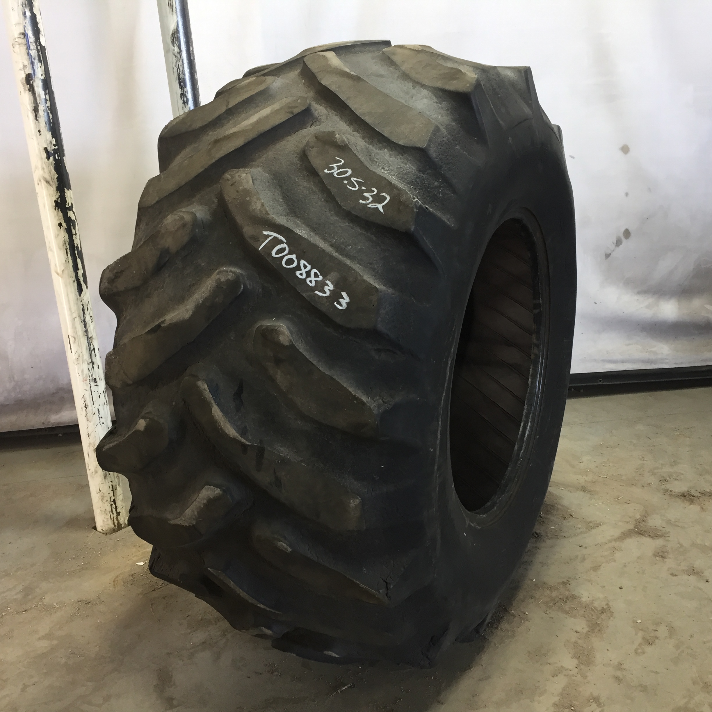 30.5/L-32 Goodyear Farm Dyna Torque II R-1 Tire T008833