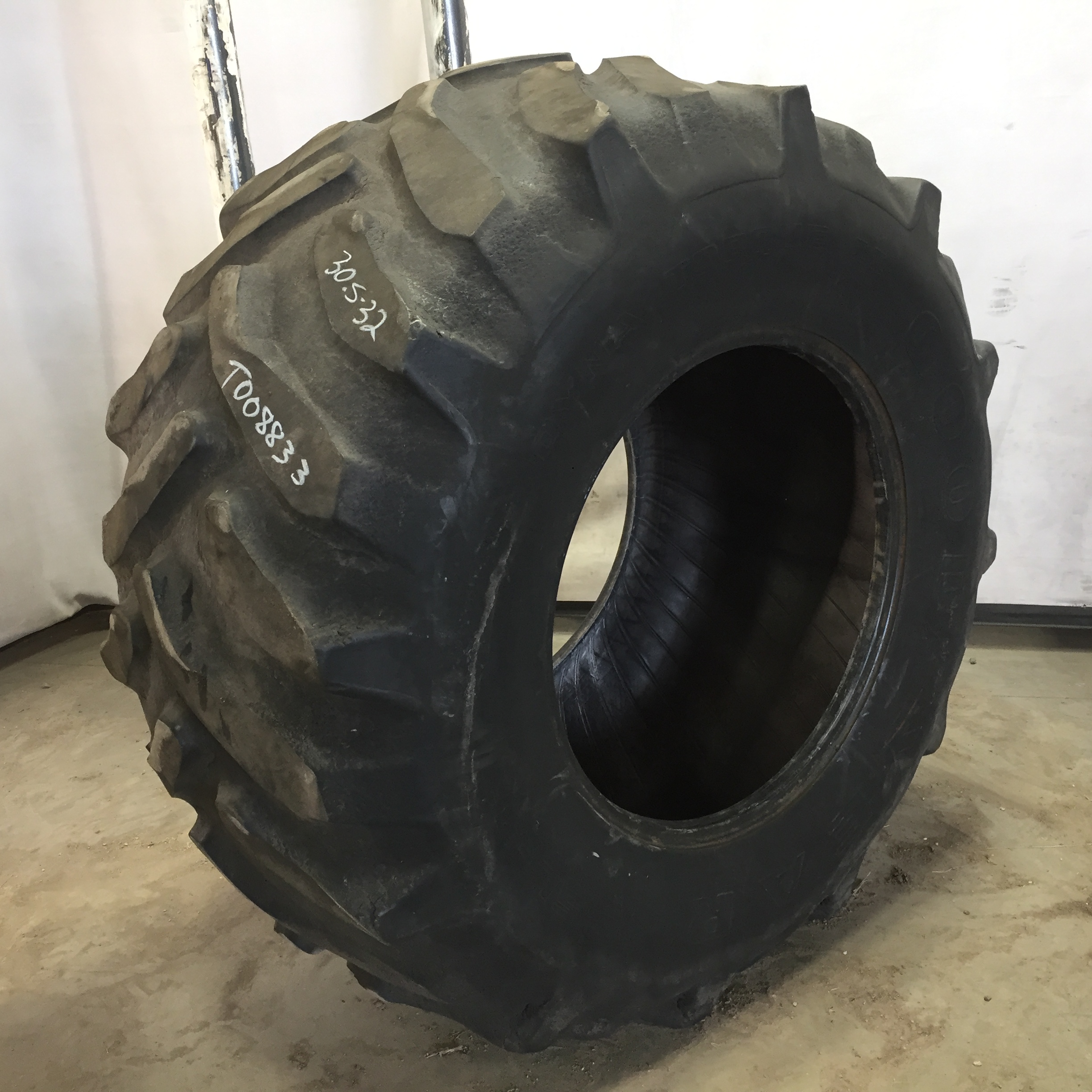 30.5/L-32 Goodyear Farm Dyna Torque II R-1 Tire T008833