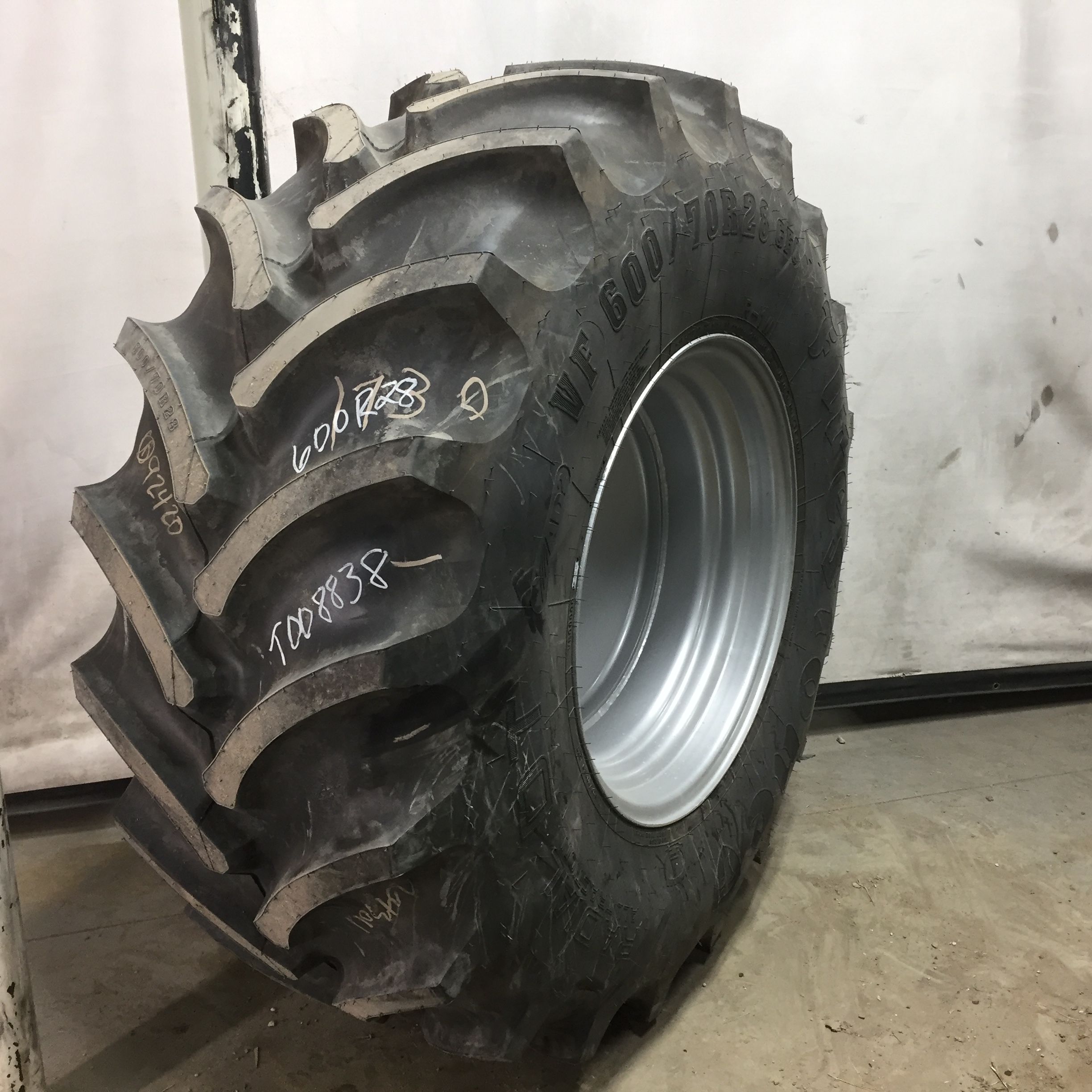 600/70R28 Firestone Radial All Traction DT CFO R-1W Tire-Wheel Assembly T008838