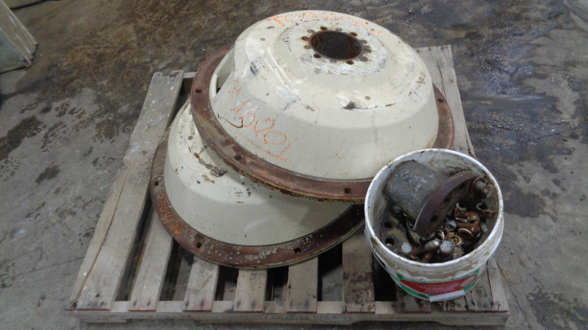 38'' Cast Style Rim Center T004126