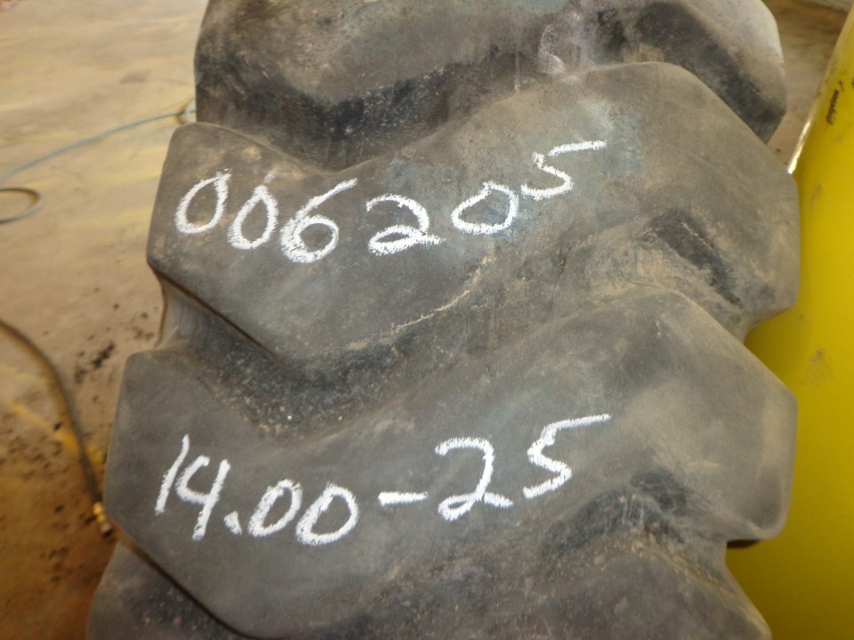 14.00/-25 American Farmer (STA) American Carrier E-3/L-3 Tire 006205-Z