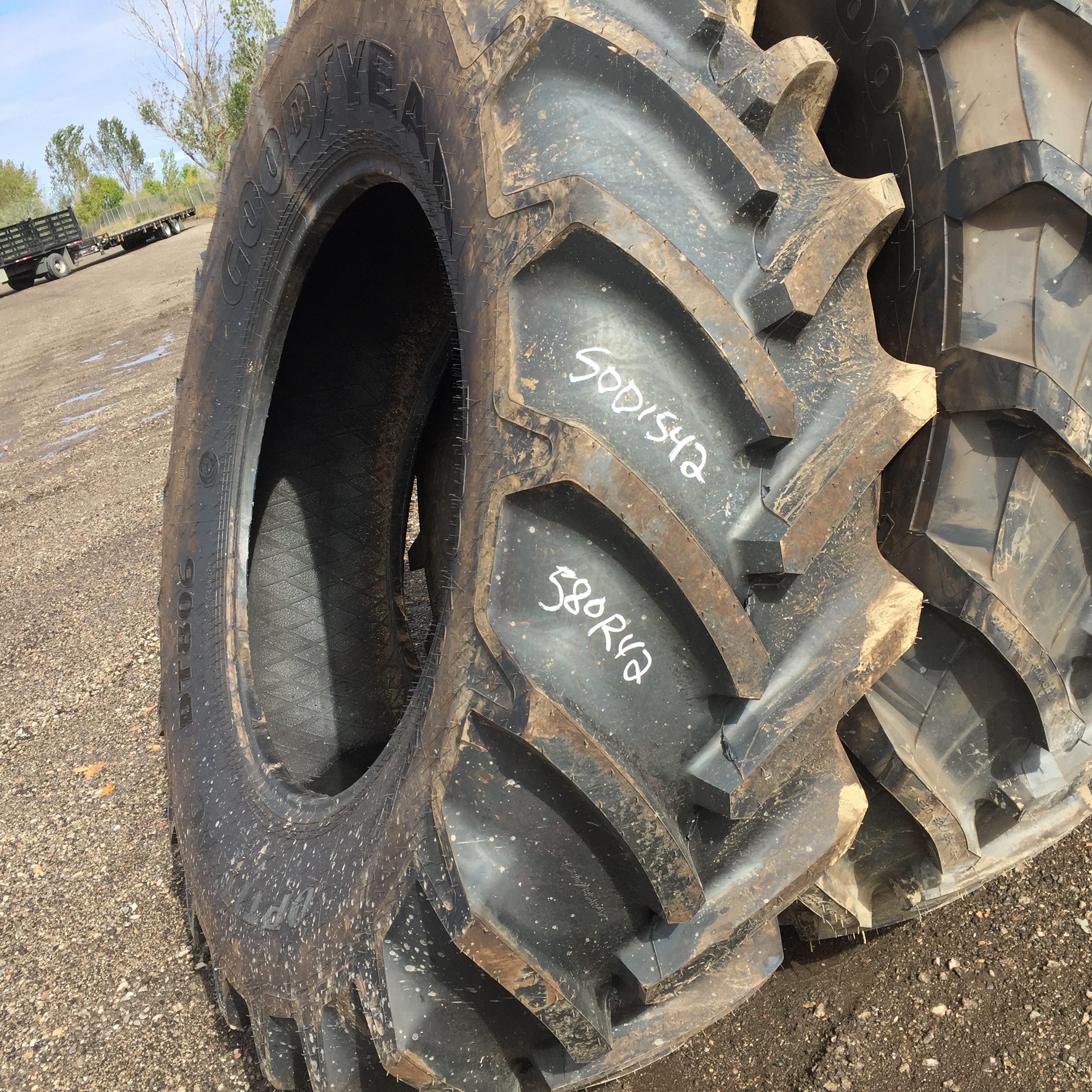 580/85R42 Goodyear Farm DT806 Optitrac R-1W Tire S001542