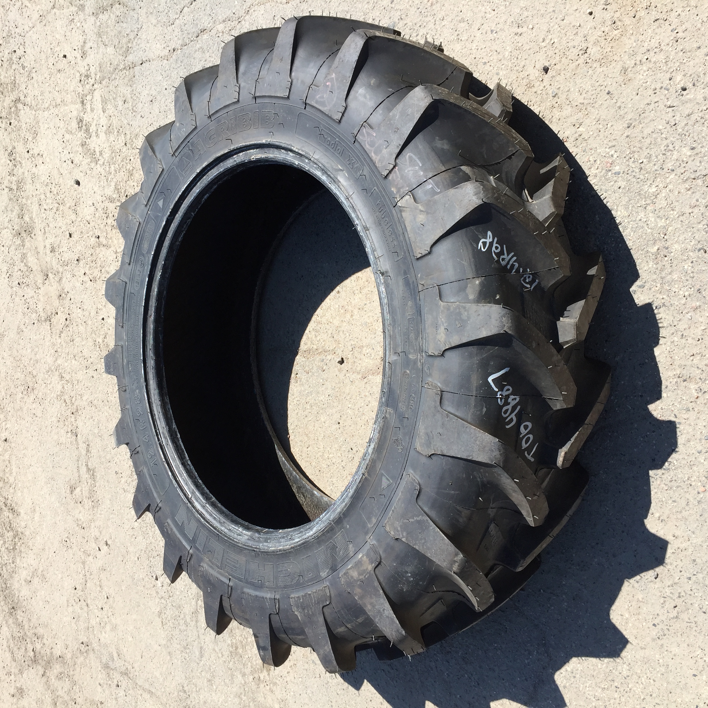 12.4/R28 Michelin AgriBib R-1W Tire T004887
